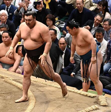 琴勝峰（右）を打っ棄りで下した霧島（撮影・持木克友）