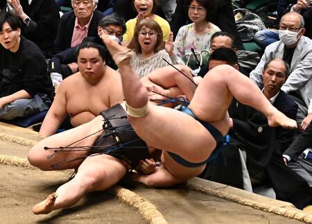 琴勝峰（右）を打っ棄りで下す霧島（撮影・持木克友）