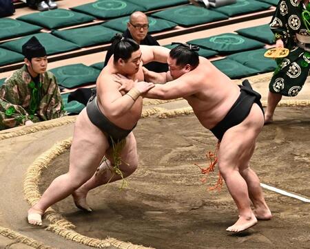 筑波山（左）を押し出しで破った大雷童（撮影・持木克友）