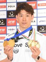 　ペルージャで獲得したメダルを手にポーズをとる石川祐希