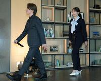会見場に入る宇野昌磨（左）と本田真凜（撮影・吉澤敬太）