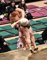 天昇山（左）を押し出しで破った木竜皇（撮影・持木克友）