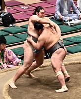天昇山（左）を押し出しで破った木竜皇（撮影・持木克友）