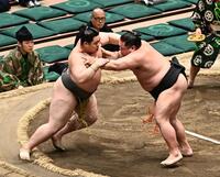 筑波山（左）を押し出しで破った大雷童（撮影・持木克友）