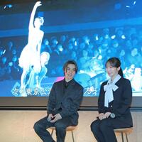 笑顔で会見する宇野昌磨（左）と本田真凜（撮影・吉澤敬太）