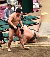清水海を上手投げで破った大森（左）＝撮影・持木克友