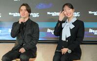 宇野昌磨（左）の発言を聞き、照れる本田真凜（撮影・吉澤敬太）