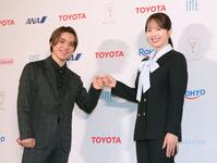 笑顔でタッチする宇野昌磨（左）と本田真凜（撮影・吉澤敬太）
