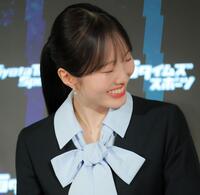 宇野昌磨の発言を聞き、顔を背けて照れる本田真凜（撮影・吉澤敬太）