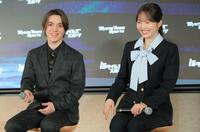 宇野昌磨（左）の発言に苦笑いしながら照れる本田真凜（撮影・吉澤敬太）