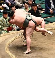 明生（右）を下手投げで破った炎鵬（撮影・持木克友）