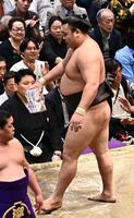 多くの懸賞金を手に引き上げる霧島（撮影・持木克友）