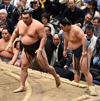 琴勝峰（右）を打っ棄りで下した霧島（撮影・持木克友）