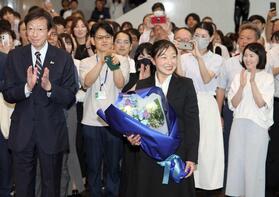 　神戸市役所を訪れ、歓迎を受ける坂本花織さん（撮影・坂部計介）