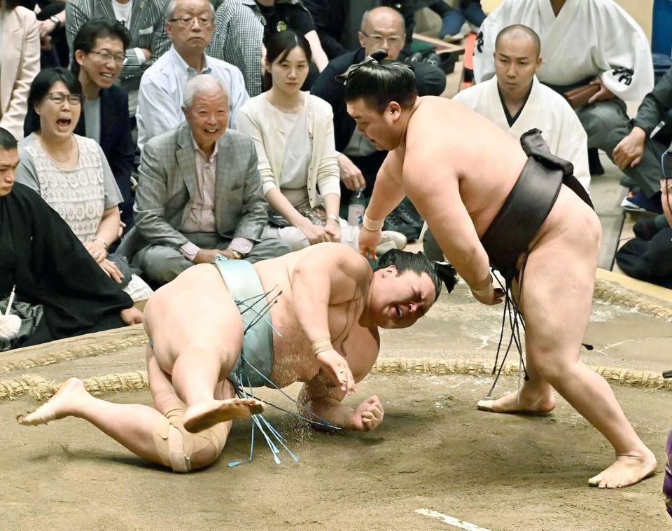 琴勝峰（左）を叩き込みで下す霧島（撮影・持木克友）