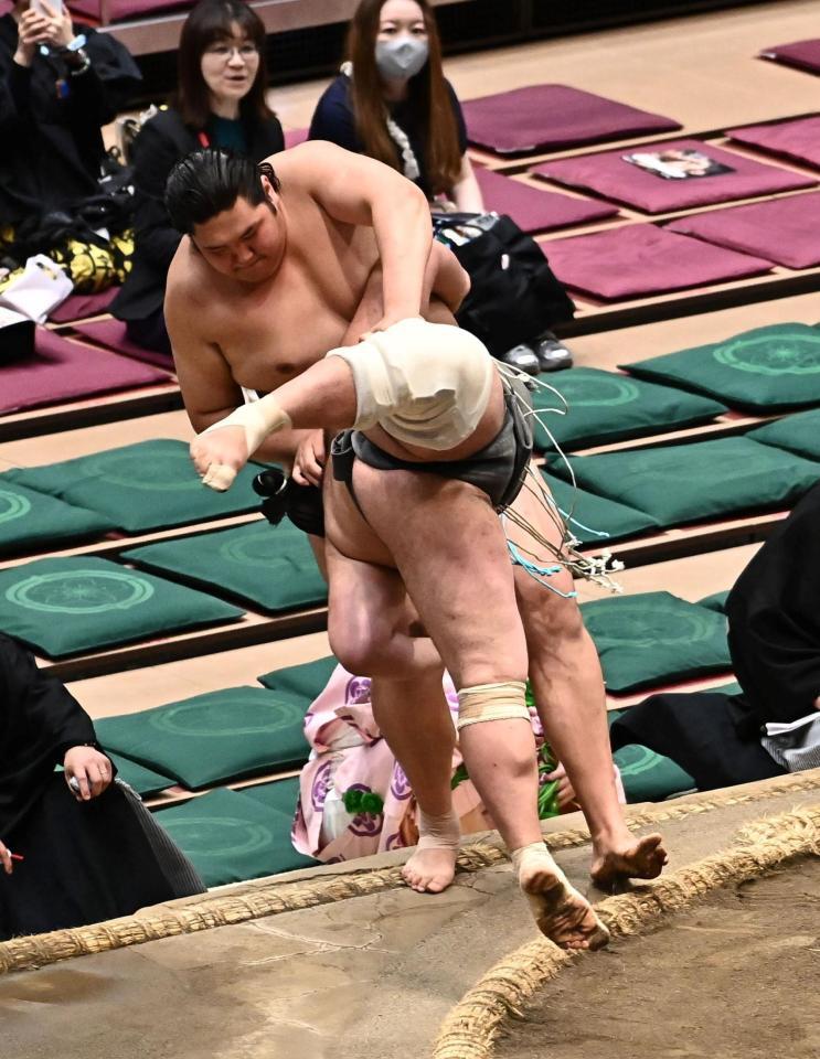 天昇山（左）を押し出しで破った木竜皇（撮影・持木克友）