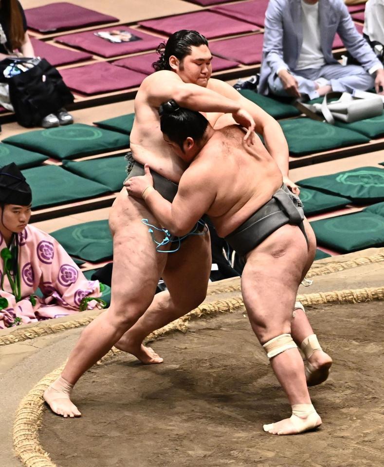 天昇山（左）を押し出しで破った木竜皇（撮影・持木克友）