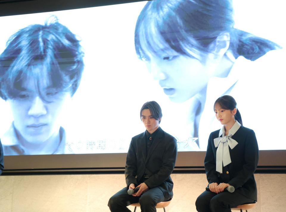 会見する宇野昌磨（左）と本田真凜（撮影・吉澤敬太）