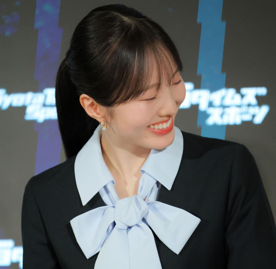 宇野昌磨の発言を聞き、顔を背けて照れる本田真凜（撮影・吉澤敬太）