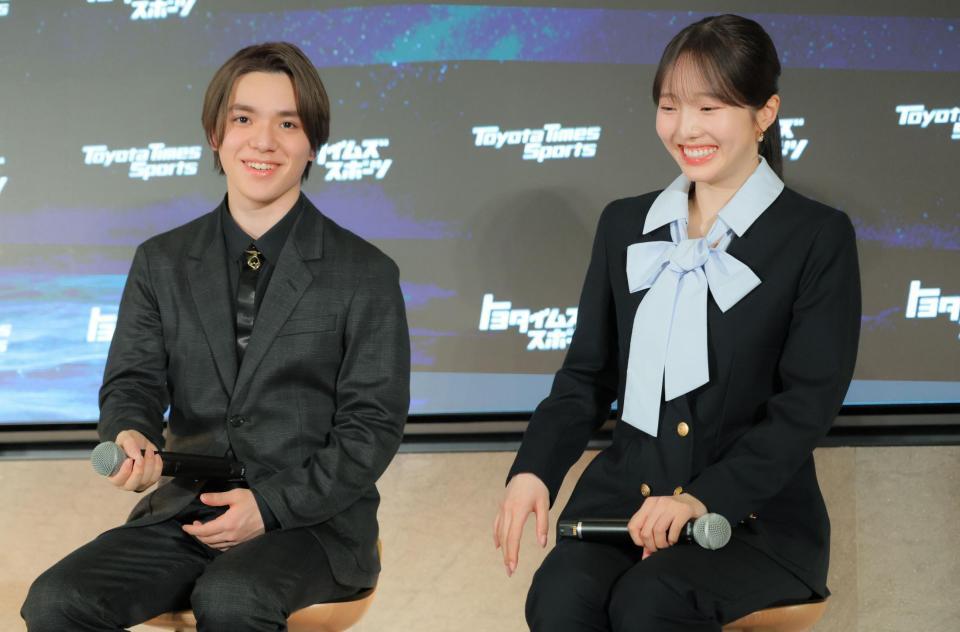 宇野昌磨（左）の発言に苦笑いしながら照れる本田真凜（撮影・吉澤敬太）
