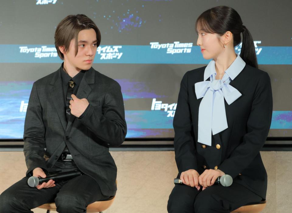 見つめ合う宇野昌磨（左）と本田真凜（撮影・吉澤敬太）