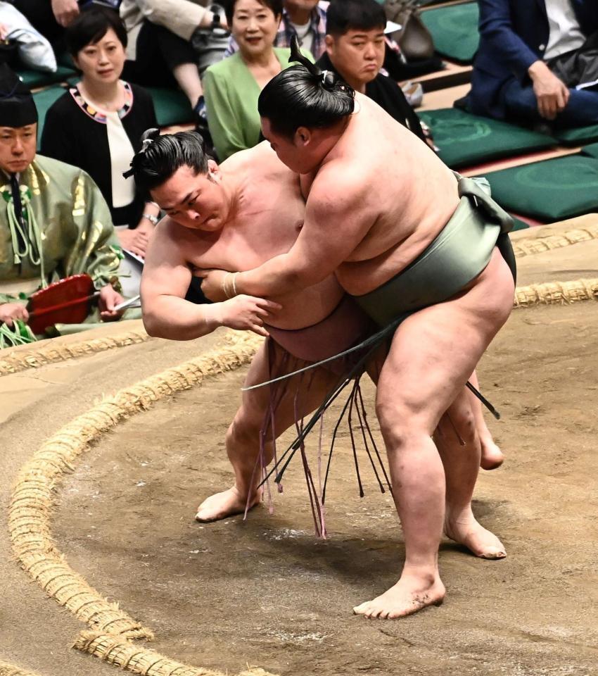 明生（右）を下手投げで破った炎鵬（撮影・持木克友）