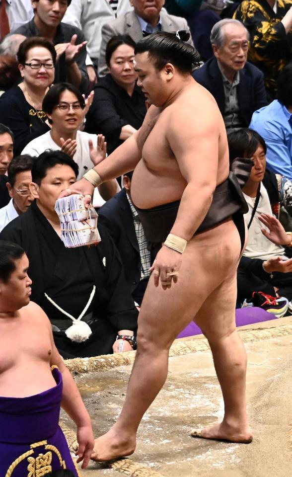 多くの懸賞金を手に引き上げる霧島（撮影・持木克友）