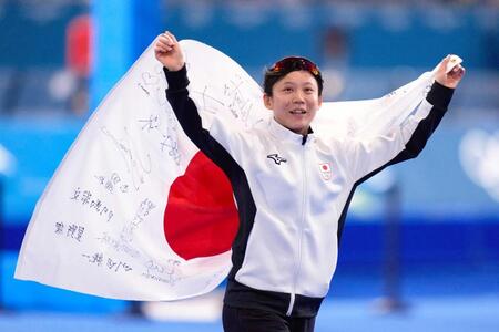 　ミラノ・コルティナ冬季五輪で銅メダルを獲得し、日の丸を掲げる＝２月（共同）