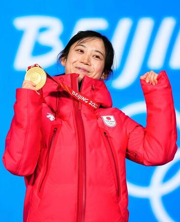 　北京五輪で金メダルを手に笑顔を見せる高木美帆さん＝２２年２月（共同）