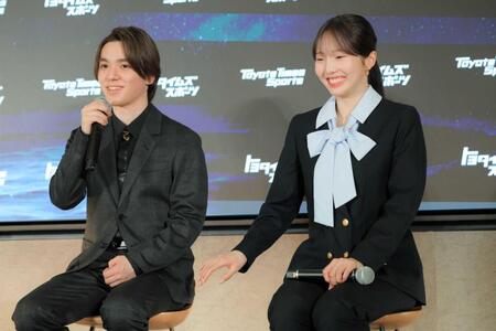　宇野昌磨さん（左）の発言に照れながら、右手で制する本田真凜さん