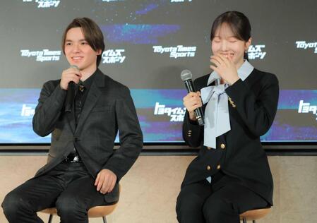 　宇野昌磨さん（左）の発言を聞き、思わず手で顔を覆う本田真凜さん