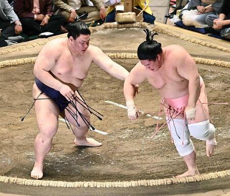 　宇良（右）を押し出しで破る義ノ富士（撮影・持木克友）