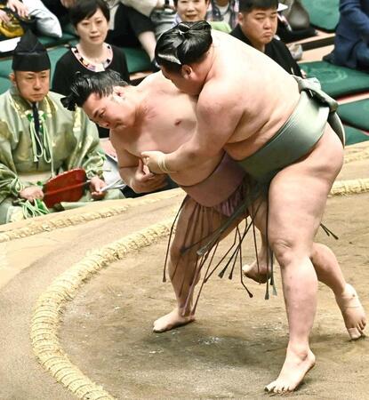 　明生（右）を下手投げで破る炎鵬
