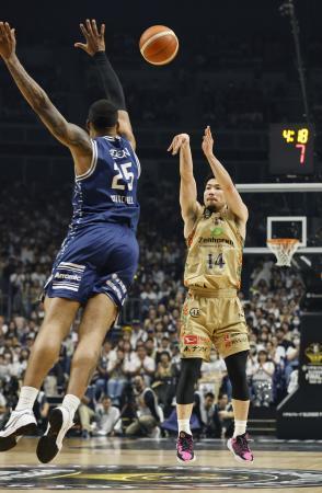 　長崎-琉球　第３クオーター、シュートを放つ琉球・岸本＝横浜アリーナ