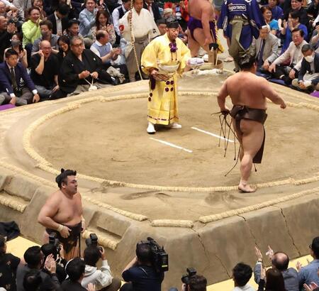 伯乃富士（右）に寄り倒しで敗れた霧島