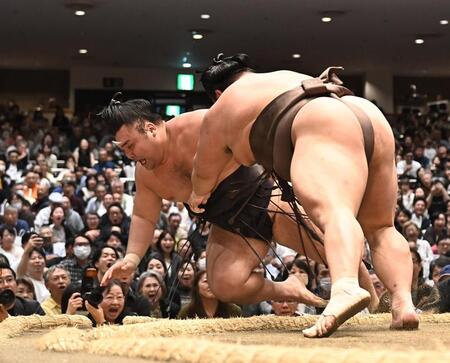 伯乃富士（手前）に寄り倒しで敗れた霧島（撮影・開出牧）