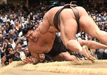 伯乃富士（手前）に寄り倒しで敗れた霧島（撮影・開出牧）