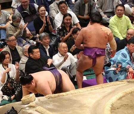 尊富士（右）に寄り倒しで敗れた風賢央
