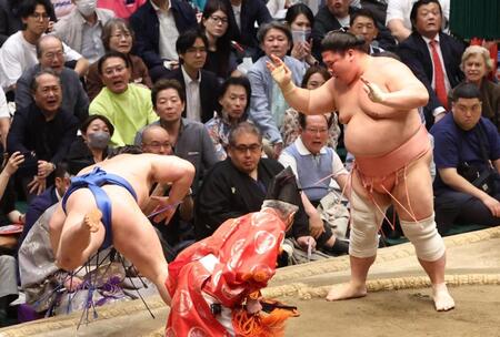 藤ノ川（左）を突き落としで破る宇良