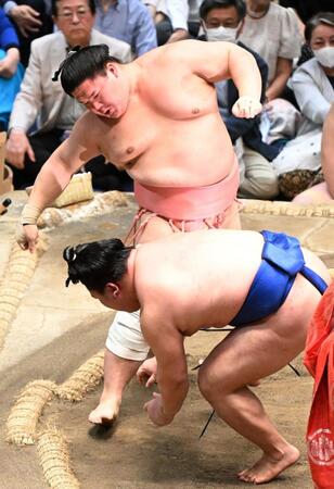 宇良（奥）は突き落としで藤ノ川を破る（撮影・柿森英典）