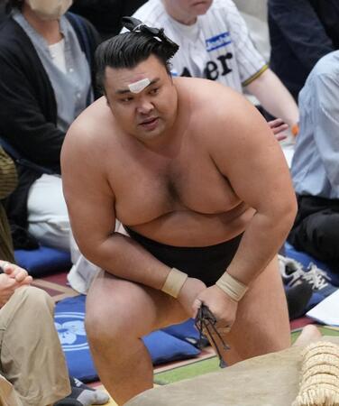 伯乃富士に寄り倒しで敗れた霧島　