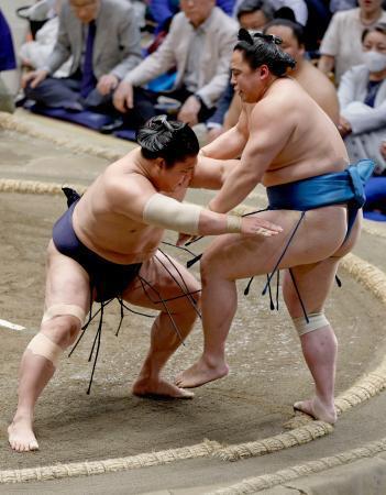 　若隆景（左）が押し出しで琴栄峰を下す＝両国国技館