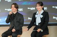 　宇野昌磨さん（左）の発言に照れながら、右手で制する本田真凜さん