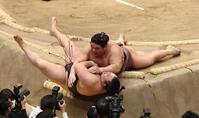 伯乃富士（上）に寄り倒しで敗れた霧島