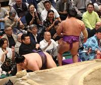 尊富士（右）に寄り倒しで敗れた風賢央