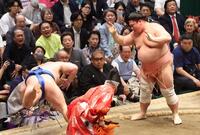 藤ノ川（左）を突き落としで破る宇良