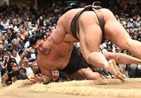 伯乃富士（手前）に寄り倒しで敗れた霧島（撮影・開出牧）