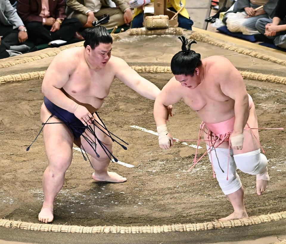 　宇良（右）を押し出しで破る義ノ富士（撮影・持木克友）