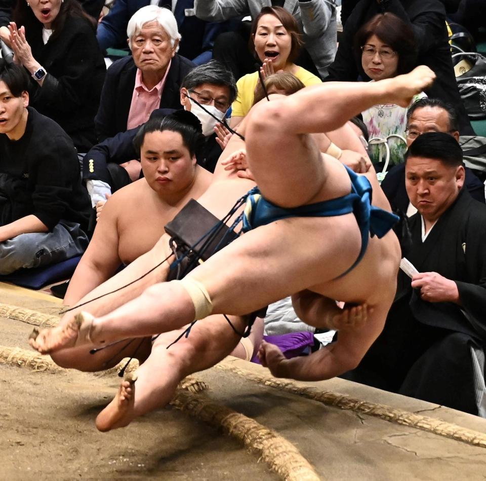 琴栄峰（右）をうっちゃりで下す霧島（撮影・持木克友）