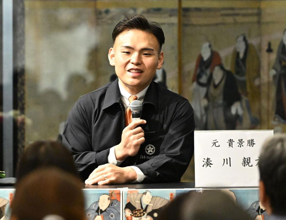 トークショーを行う元貴景勝の湊川親方（撮影・開出牧）